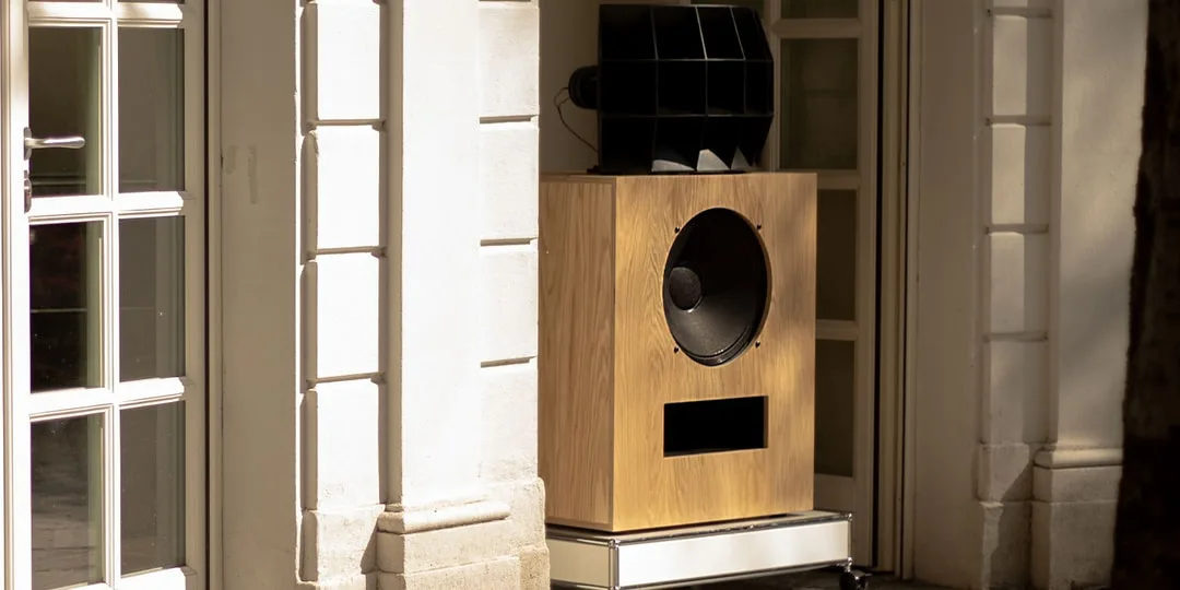 Haut-parleur vintage en bois avec grand woofer et pavillon noir