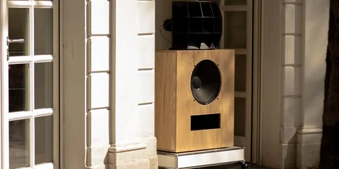 Haut-parleur vintage en bois avec grand woofer et pavillon noir