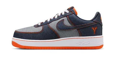 Chaussure de sport en denim bleu avec accents orange et blanc.