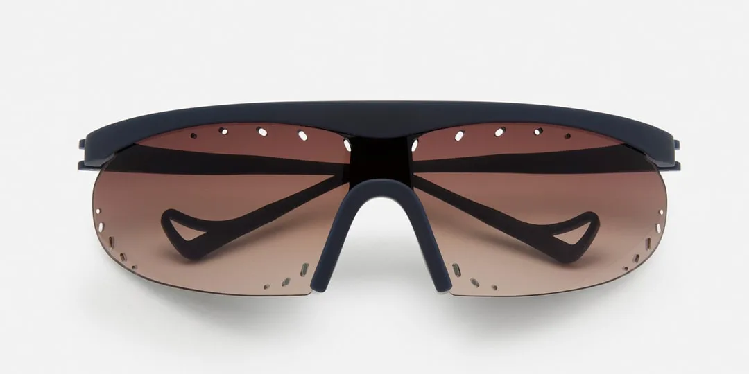 Lunettes de soleil avec monture incurvée et verres teintés.