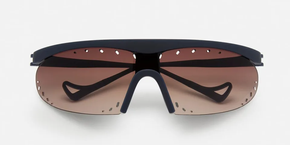 Lunettes de soleil avec monture incurvée et verres teintés.