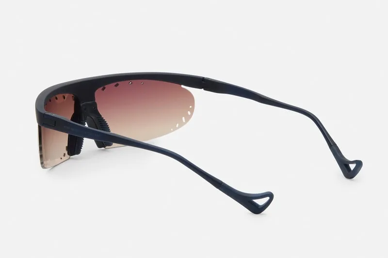 Lunettes de soleil avec monture bleue et verres teintés rosés.