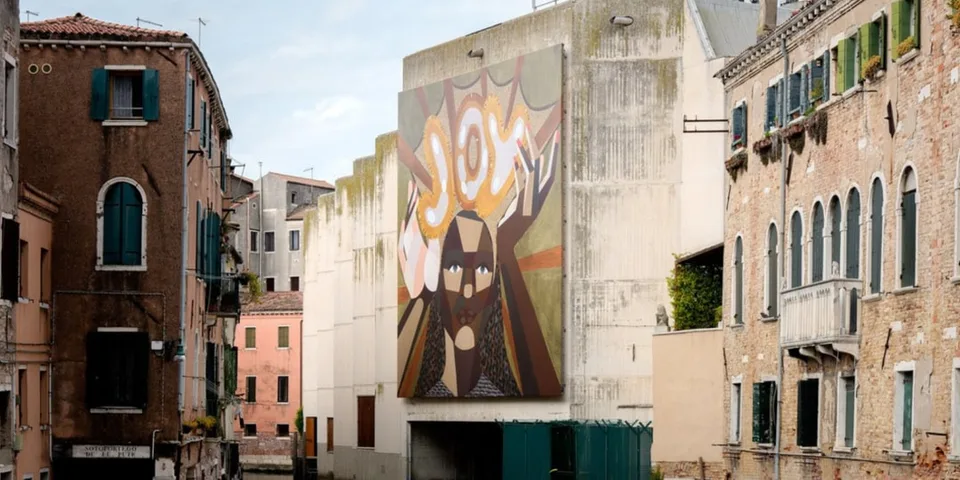 Peinture murale colorée dans une rue étroite avec bâtiments anciens à Venise.