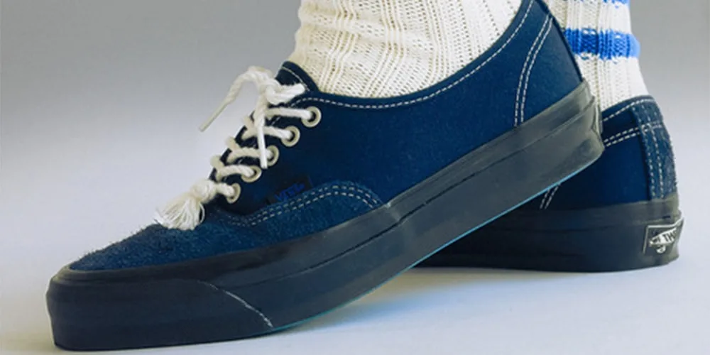 Baskets bleues avec chaussettes blanches et rayures bleues.