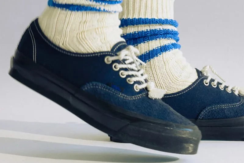 Baskets bleues et chaussettes en laine avec rayures bleues.