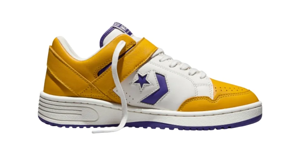 Basket jaune et blanche avec étoile violette sur le côté