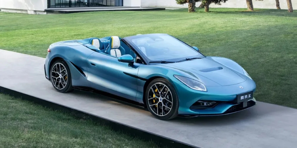 Voiture décapotable bleue garée sur une plate-forme.