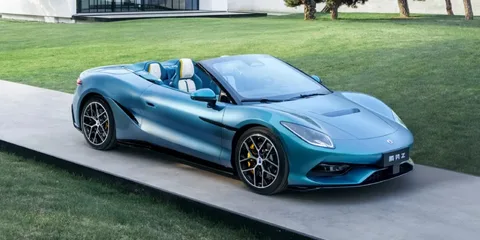 Voiture décapotable bleue garée sur une plate-forme.