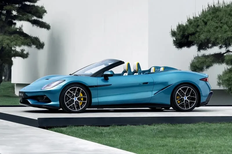Voiture de sport décapotable bleue avec intérieur jaune.