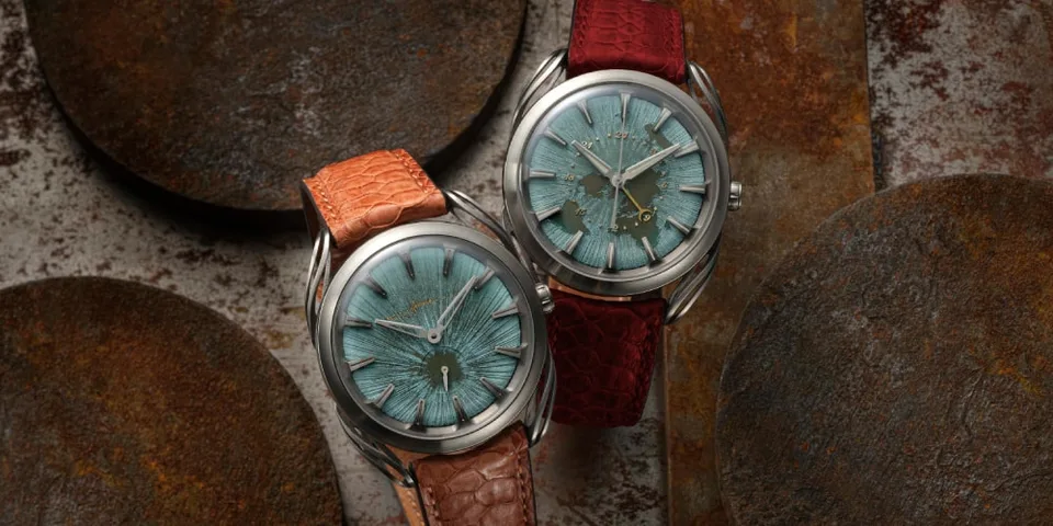 Deux montres avec bracelets en cuir et cadrans bleus texturés.