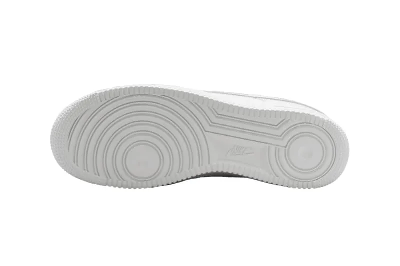 la-nike-air-force-1-low-white-patent-un-classique-revisite-en-version-brillante/carousel-6.jpg