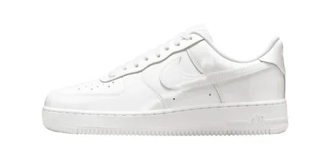 Chaussure de sport blanche avec logo Nike visible.