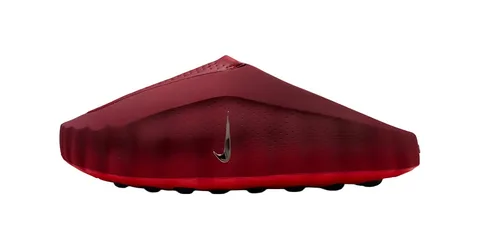 Chaussure rouge, semelle ondulée, logo argenté sur le côté.