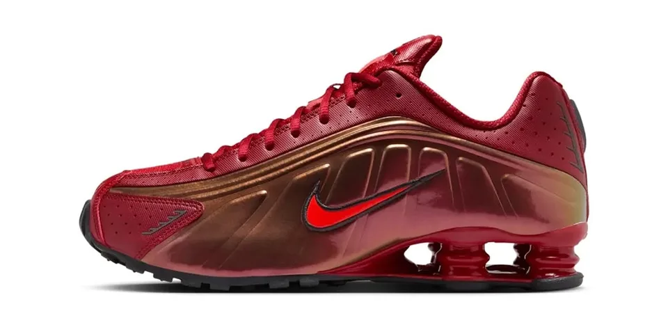 Chaussure de sport rouge avec logo Nike et semelle amortissante.