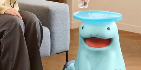 Table bleue en forme de personnage mignon tenant un verre d'eau.