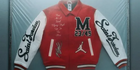 Veste rouge et blanche avec M et Saint Jordan, motifs de basketball.