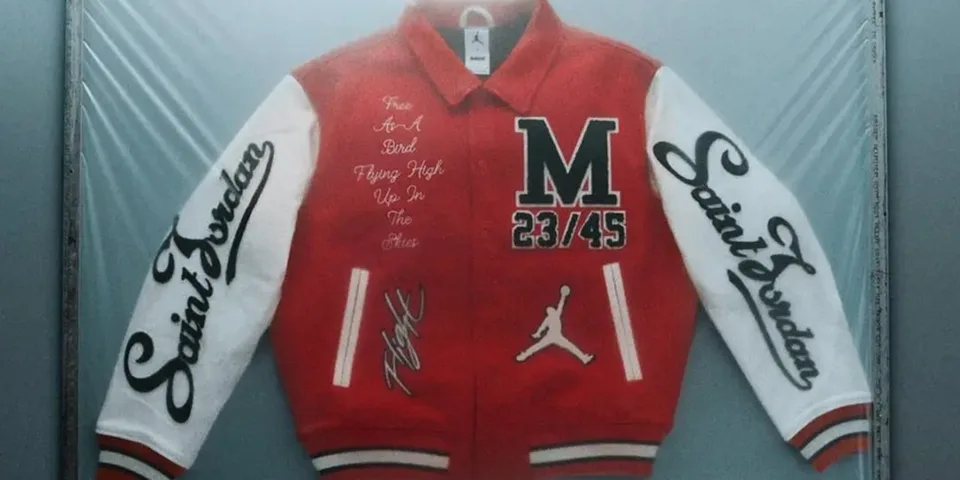 Veste rouge et blanche avec M et Saint Jordan, motifs de basketball.