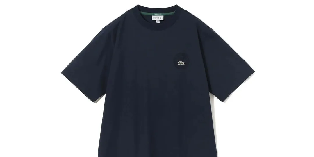 T-shirt bleu marine avec logo sur la poitrine