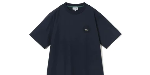 T-shirt bleu marine avec logo sur la poitrine