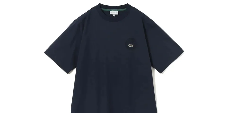 T-shirt bleu marine avec logo sur la poitrine