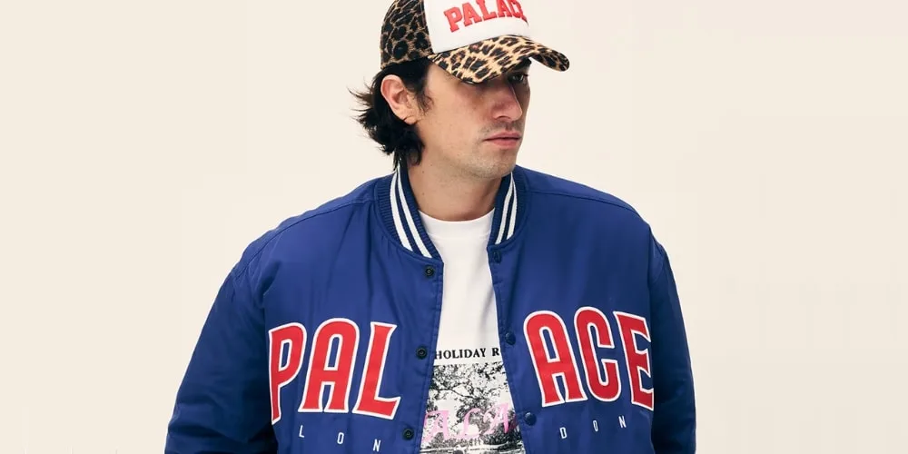 Homme avec casquette et veste bleu, logo Palais visible.