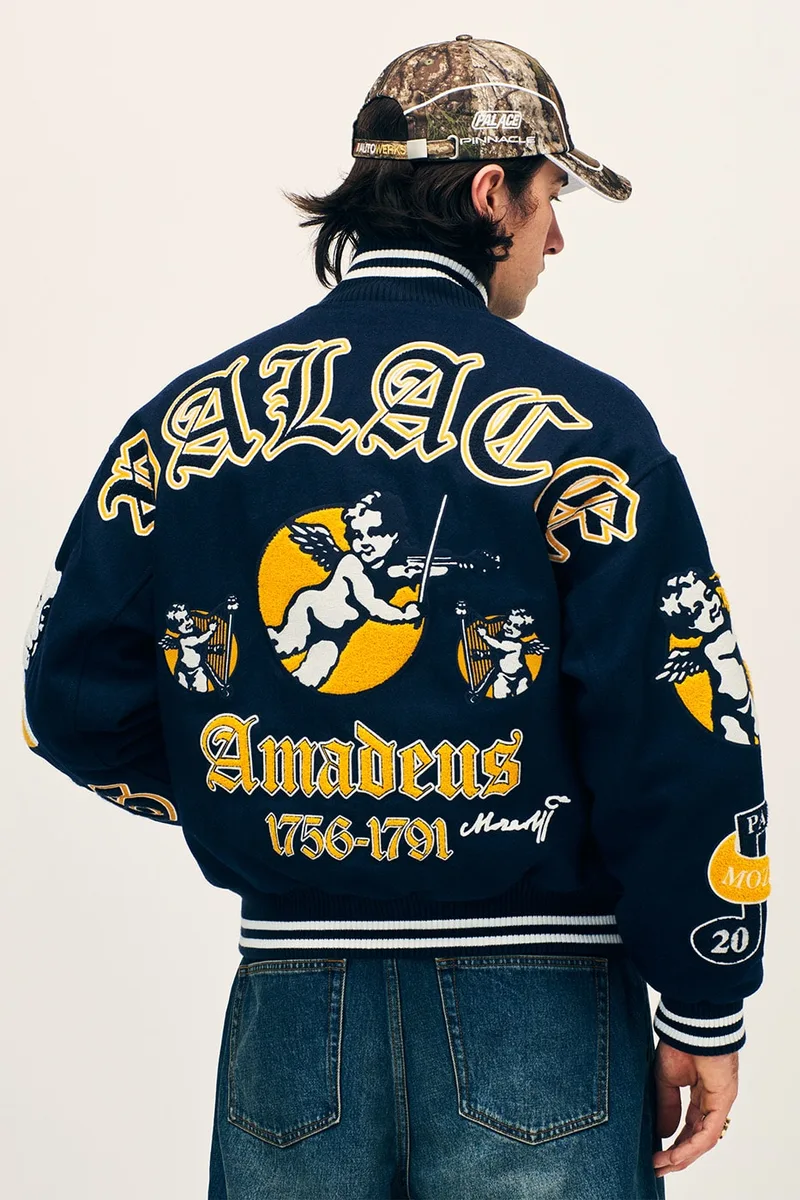 Homme portant une veste et une casquette avec motifs et inscriptions.