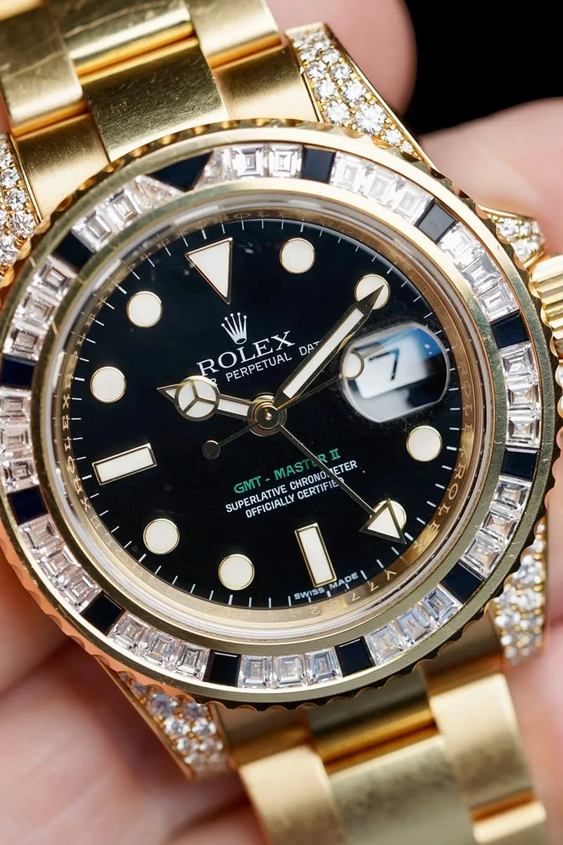 Montre-bracelet Rolex en or avec cadran noir et diamants.