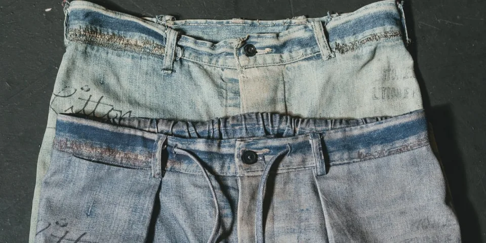 Deux jeans superposés avec des motifs usés visibles.