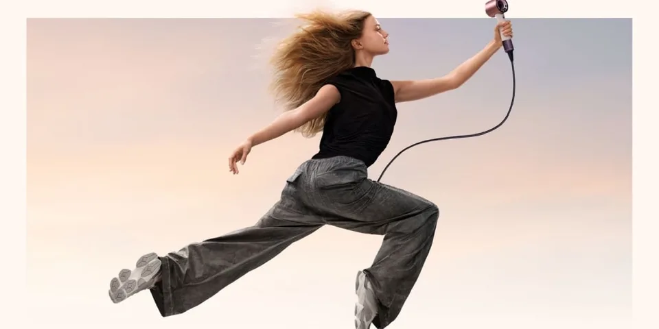 Personne sautant dans les airs avec sèche-cheveux