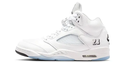 Chaussure de sport blanche avec détails noirs et semelle transparente.