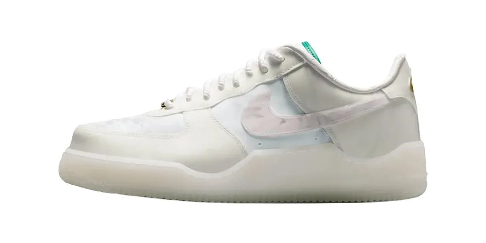 Chaussure de sport blanche avec logo Nike translucide et semelle discrète.