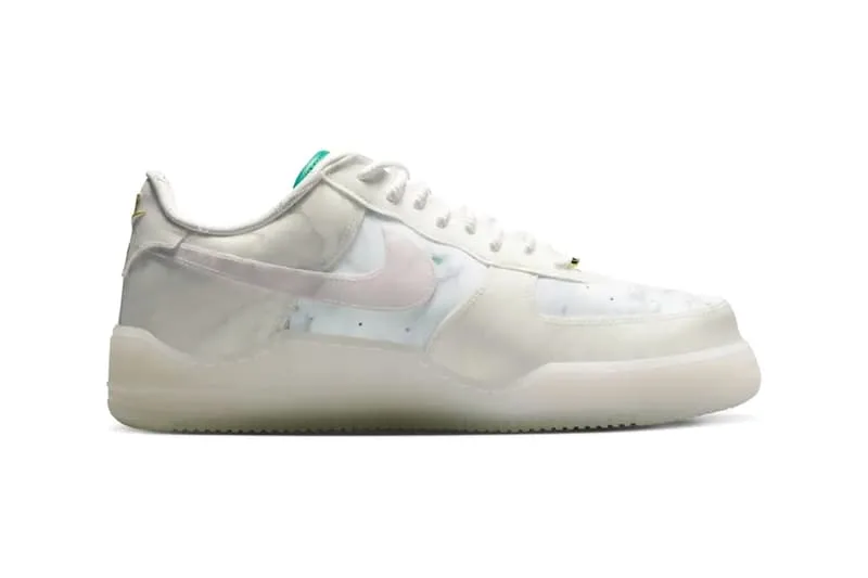 Baskets blanches en cuir avec logo rose et semelle translucide