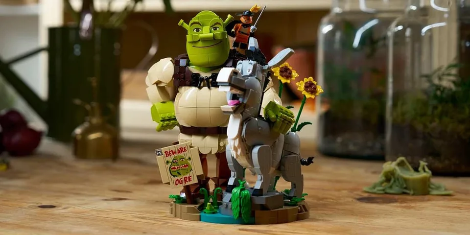 Figurines de Shrek, âne et chat en bottes en briques, décor de fleurs.