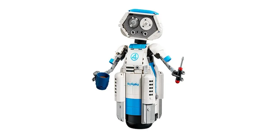 Petit robot jouet blanc et bleu tenant une tasse et un outil.
