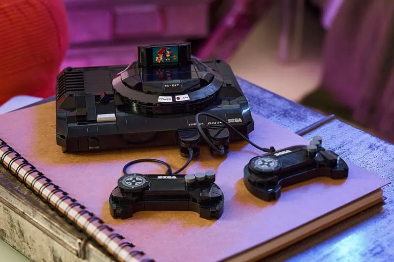 lego-et-sega-la-console-culte-renait-en-briques/carousel-1.jpg