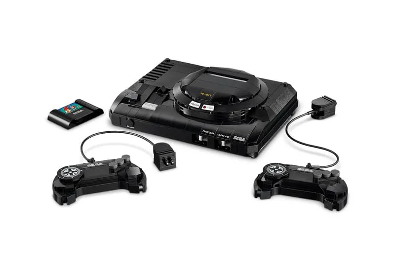 Console de jeu rétro SEGA avec deux manettes.