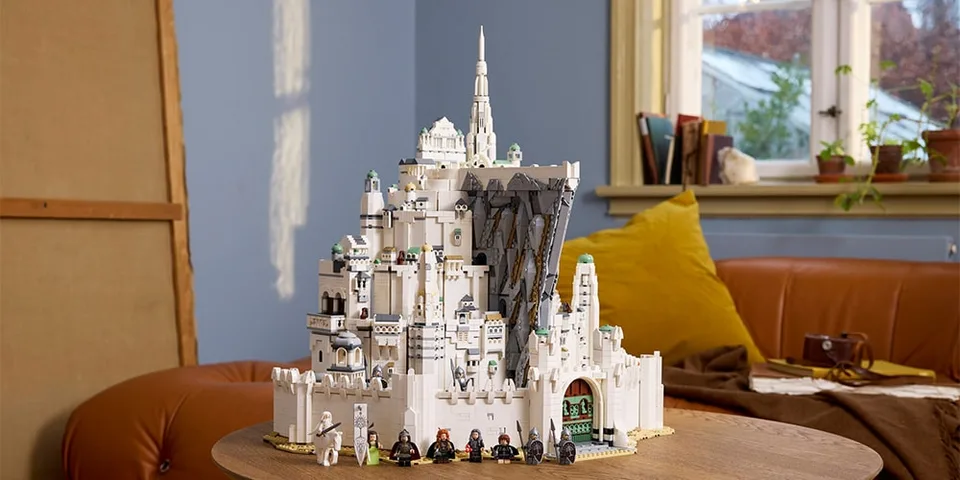 Modèle LEGO de château posé sur une table dans un salon.