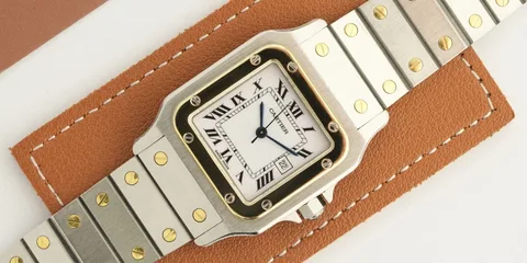 Montre Cartier Santos sur fond en cuir marron