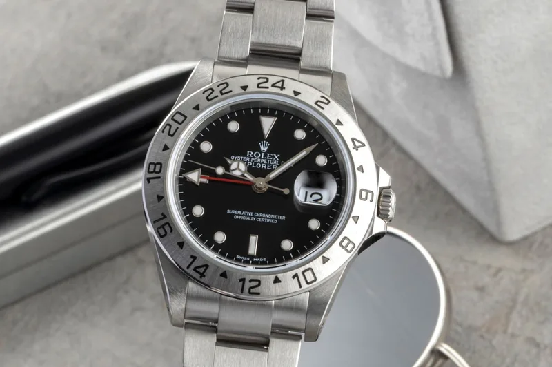 Montre Rolex Explorer II avec cadran noir et lunette en acier inoxydable.