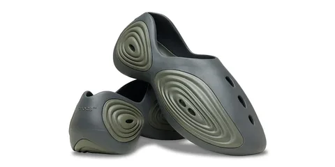 Chaussures modernes avec design sculpté en gris foncé et semelles texturées.