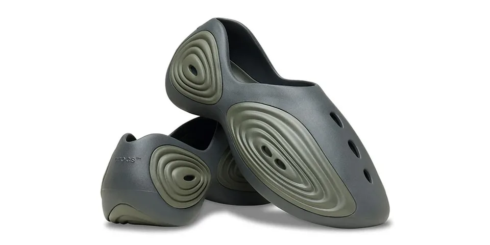 Chaussures modernes avec design sculpté en gris foncé et semelles texturées.