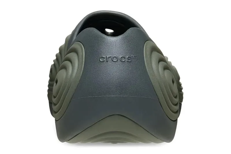 Vue arrière de Crocs avec design futuriste, couleur vert et gris foncé.