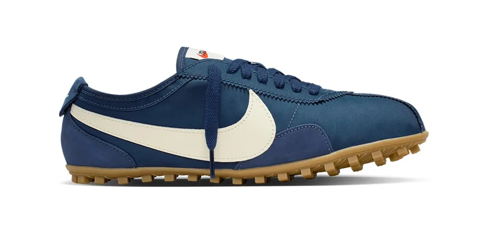 Chaussure bleue avec semelle texturée et logo blanc.