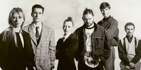 Photo en noir et blanc de six personnes posant formellement.