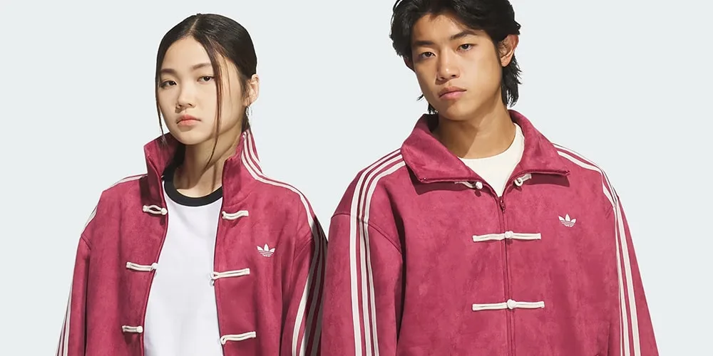 Deux personnes portant des vestes bordeaux avec des bandes blanches.