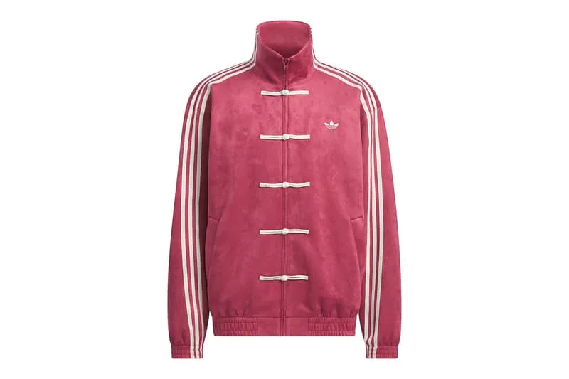 Veste rouge avec rayures blanches, logo Adidas et fermeture style grenouillère.