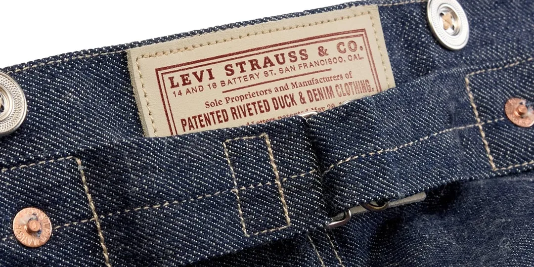 Étiquette intérieure d'un jean Levi's avec couture en denim.