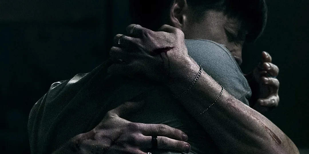 Homme et plusieurs mains ensanglantées, ambiance sombre et intense.