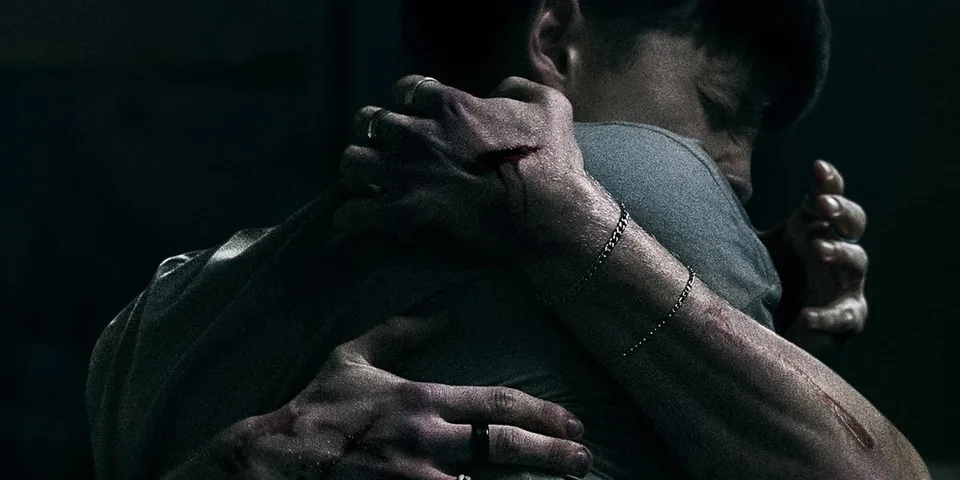 Homme et plusieurs mains ensanglantées, ambiance sombre et intense.