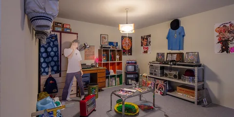 Chambre rétro avec déco années 80, mannequin, affiches et électronique vintage.